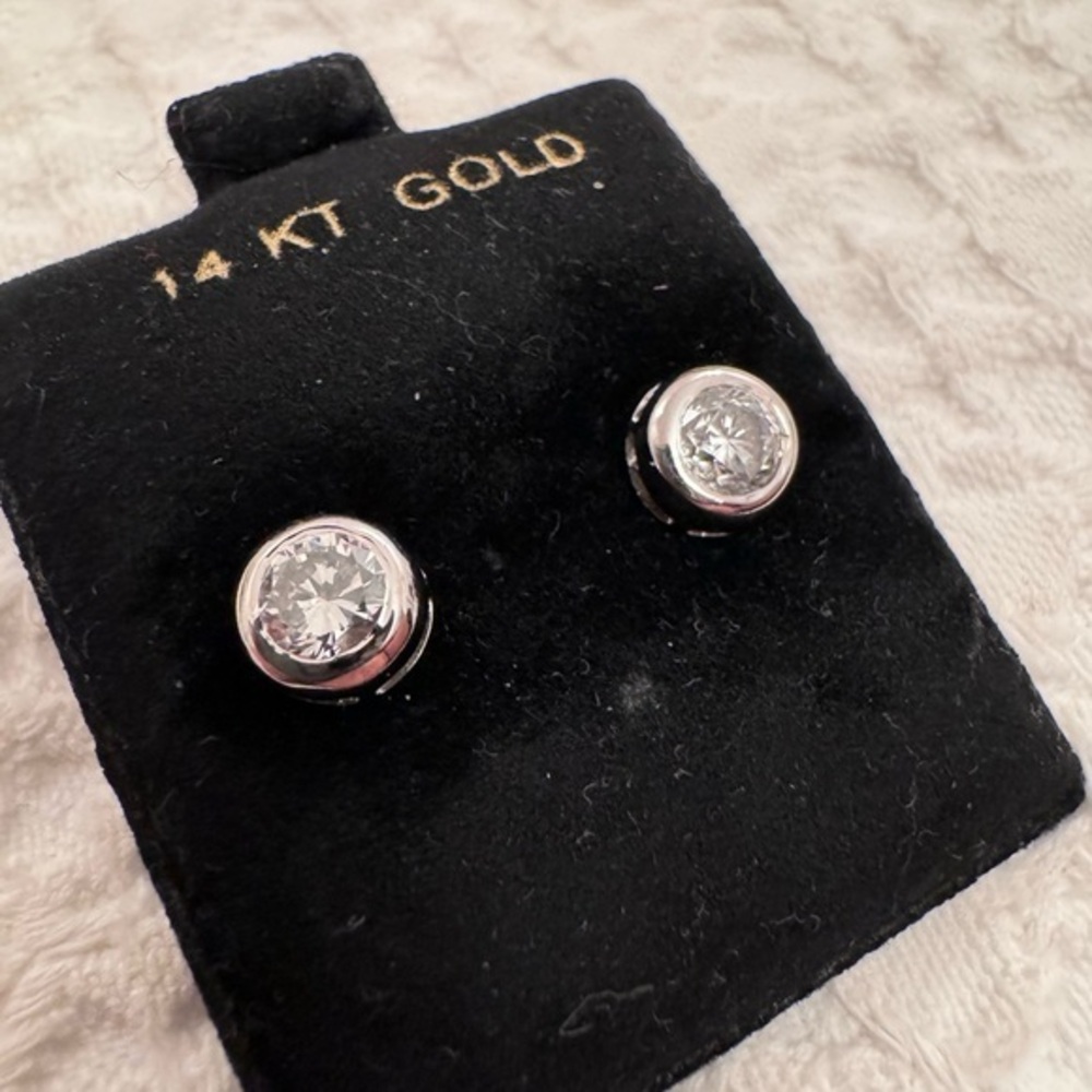 Round Diamond Stud Earrings